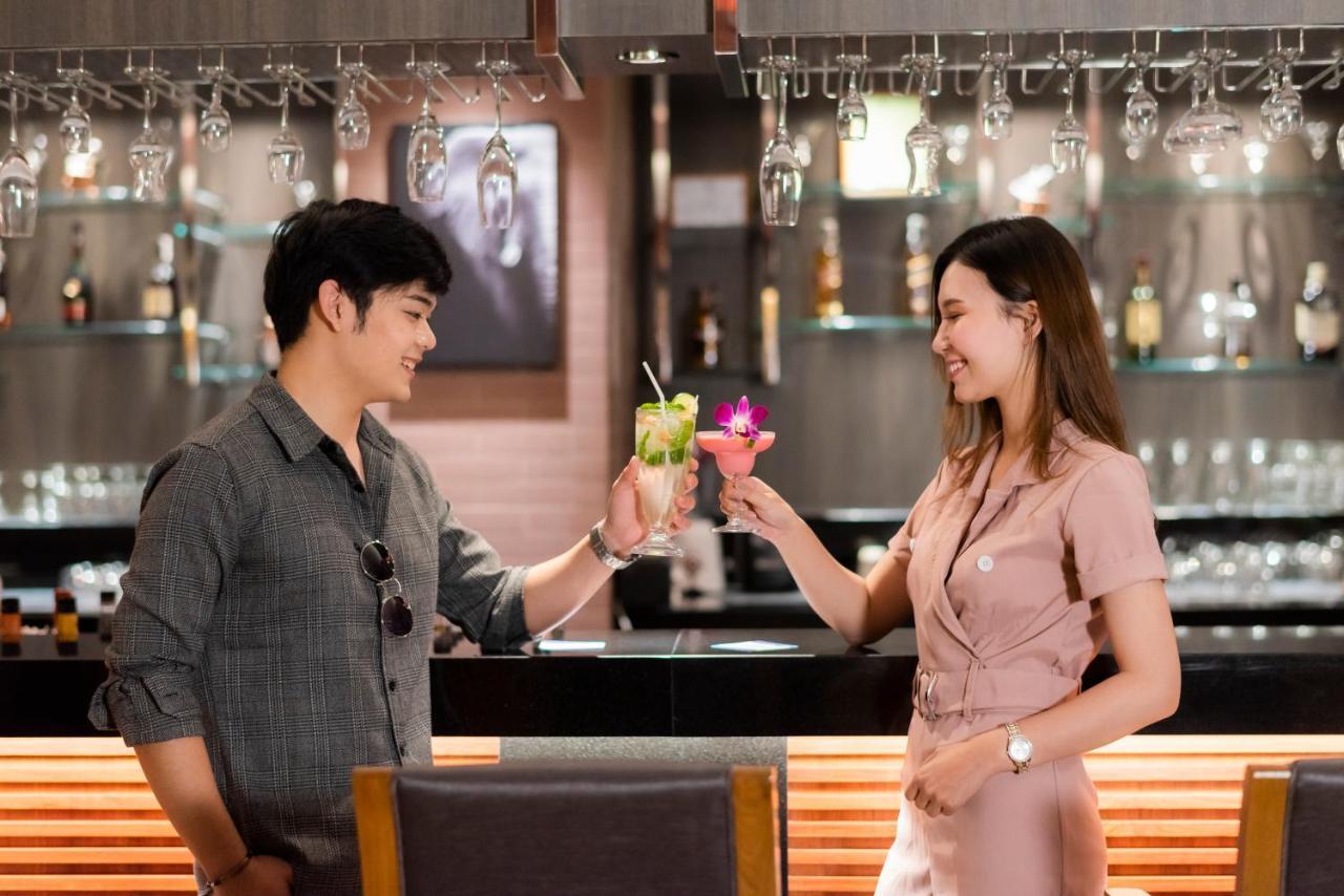 The Empress Premier Chiang Mai - Sha Extra Plus Exterior foto A couple toasting with cocktails